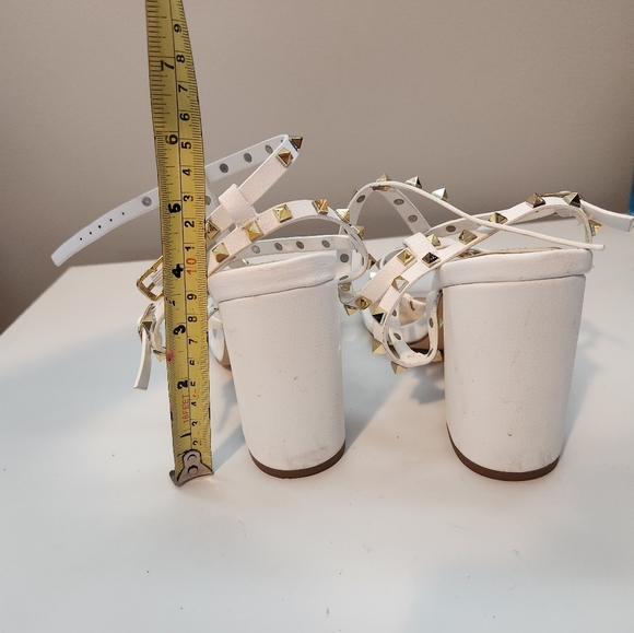 White strappy sandals w/ gold studs 7.5 - Picture 4 of 4